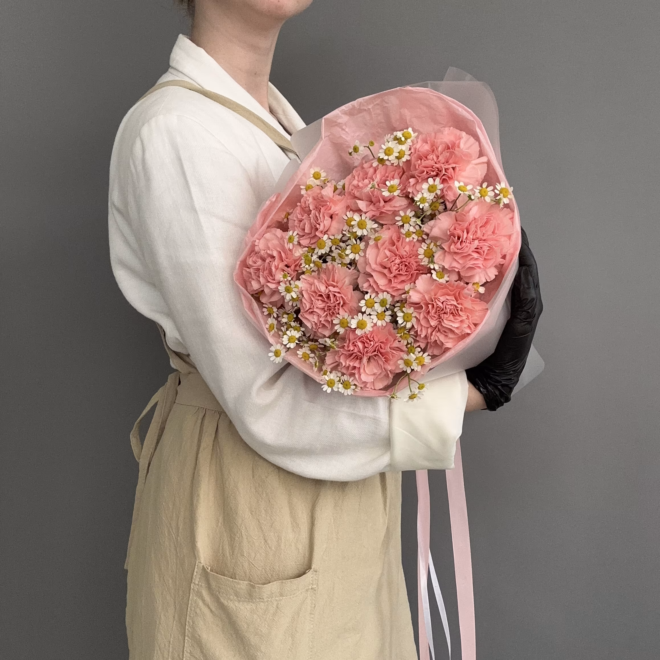 Авторский букет из ромашек и гвоздик для подруги в Сочи с доставкой за 1 час — фото 2