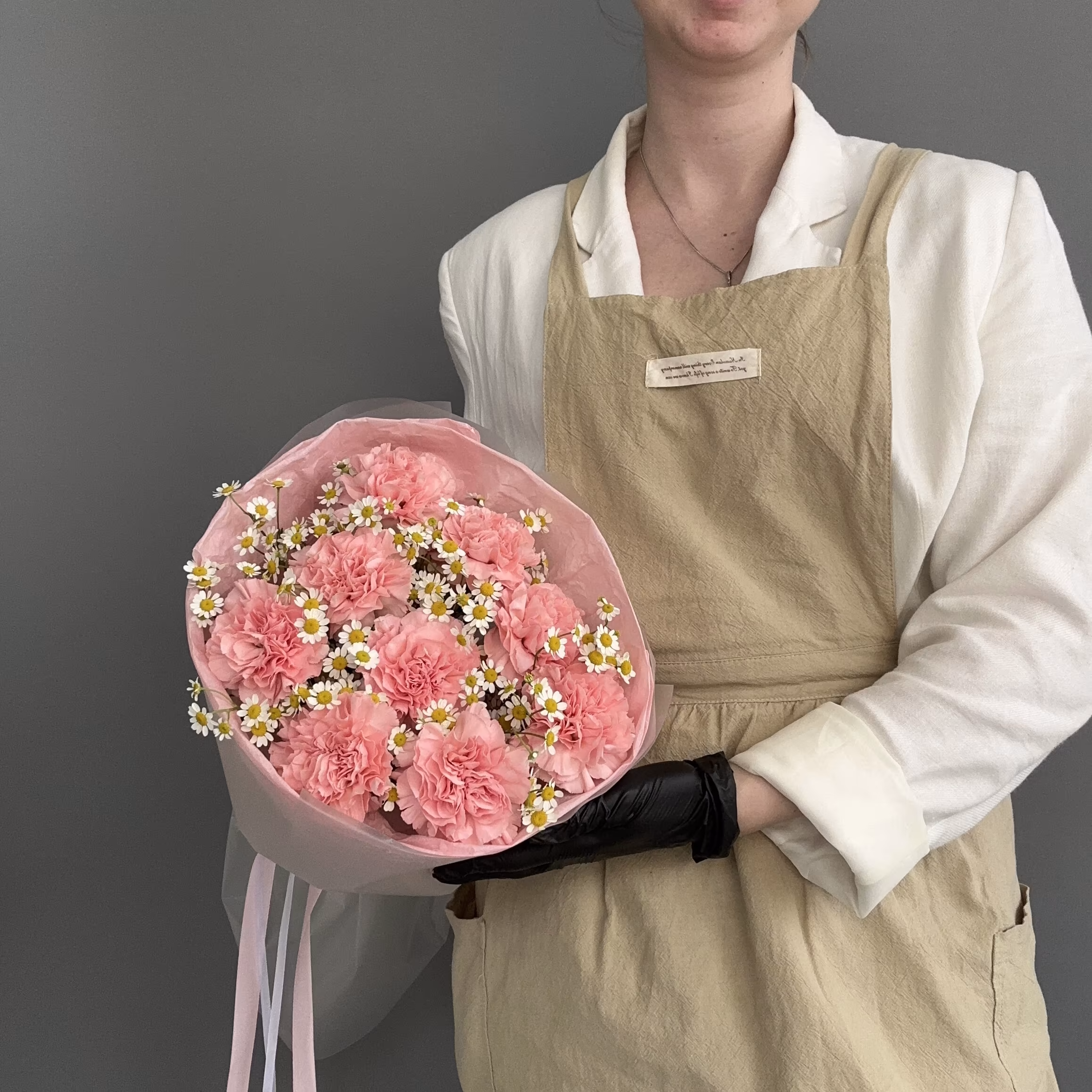 Авторский букет из ромашек и гвоздик для подруги в Сочи с доставкой за 1 час — фото 3