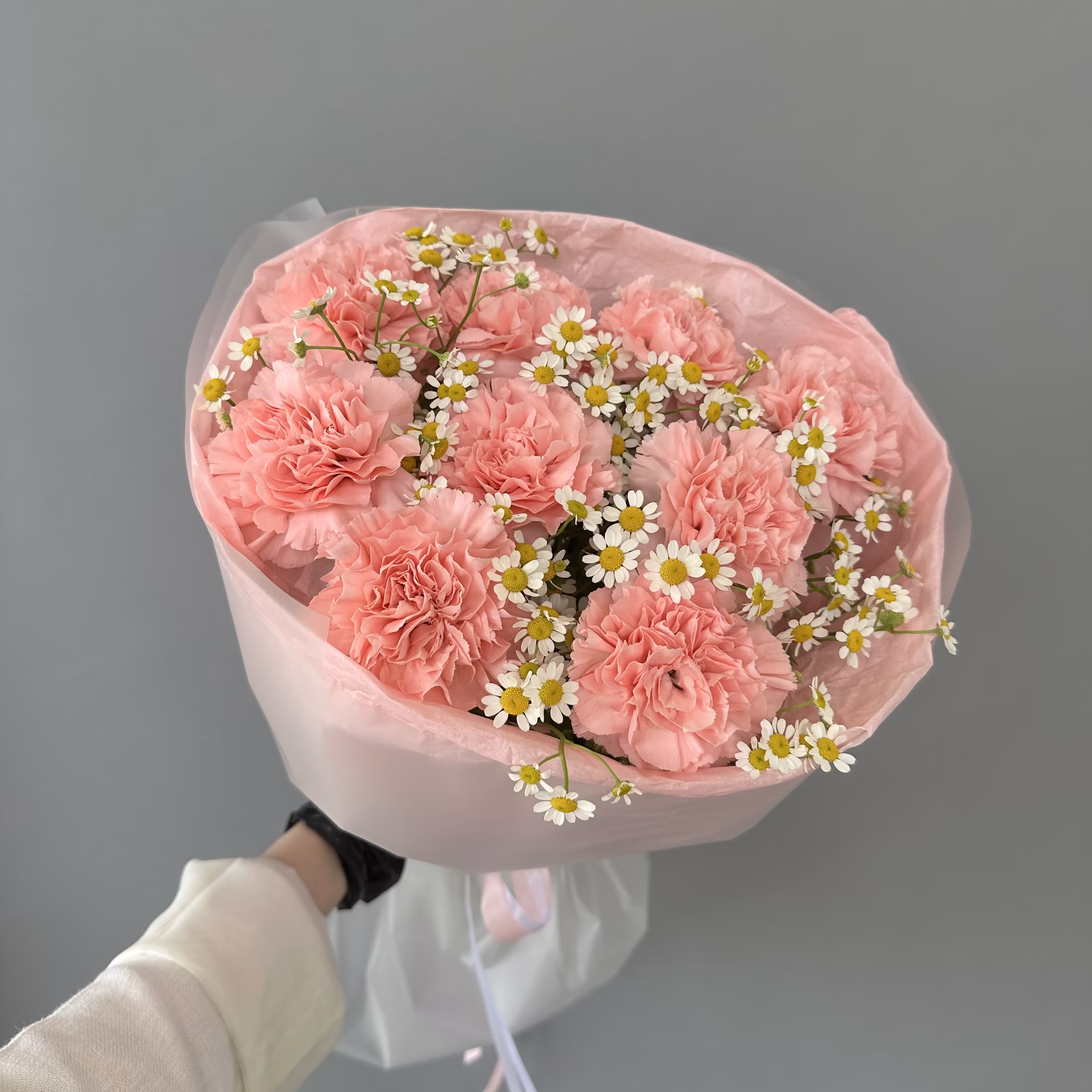 Авторский букет из ромашек и гвоздик для подруги в Сочи с доставкой за 1 час — фото 4