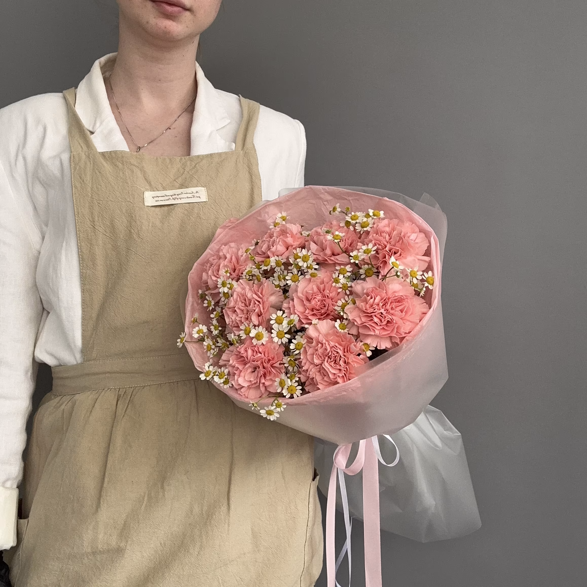 Авторский букет из ромашек и гвоздик для подруги в Сочи с доставкой за 1 час — фото 1