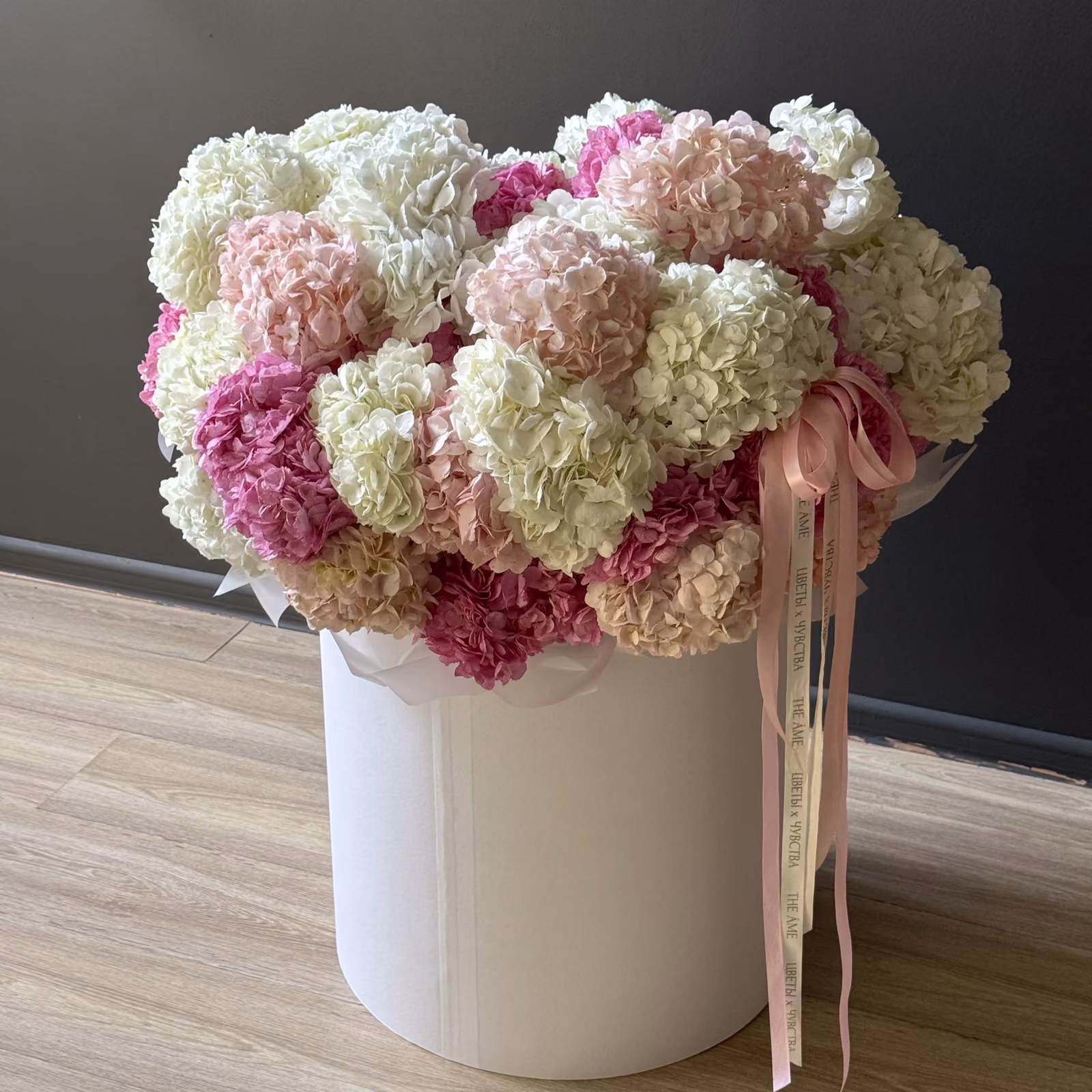 Большая коробка из белых и розовых гортензий — THE ÁME Flowers