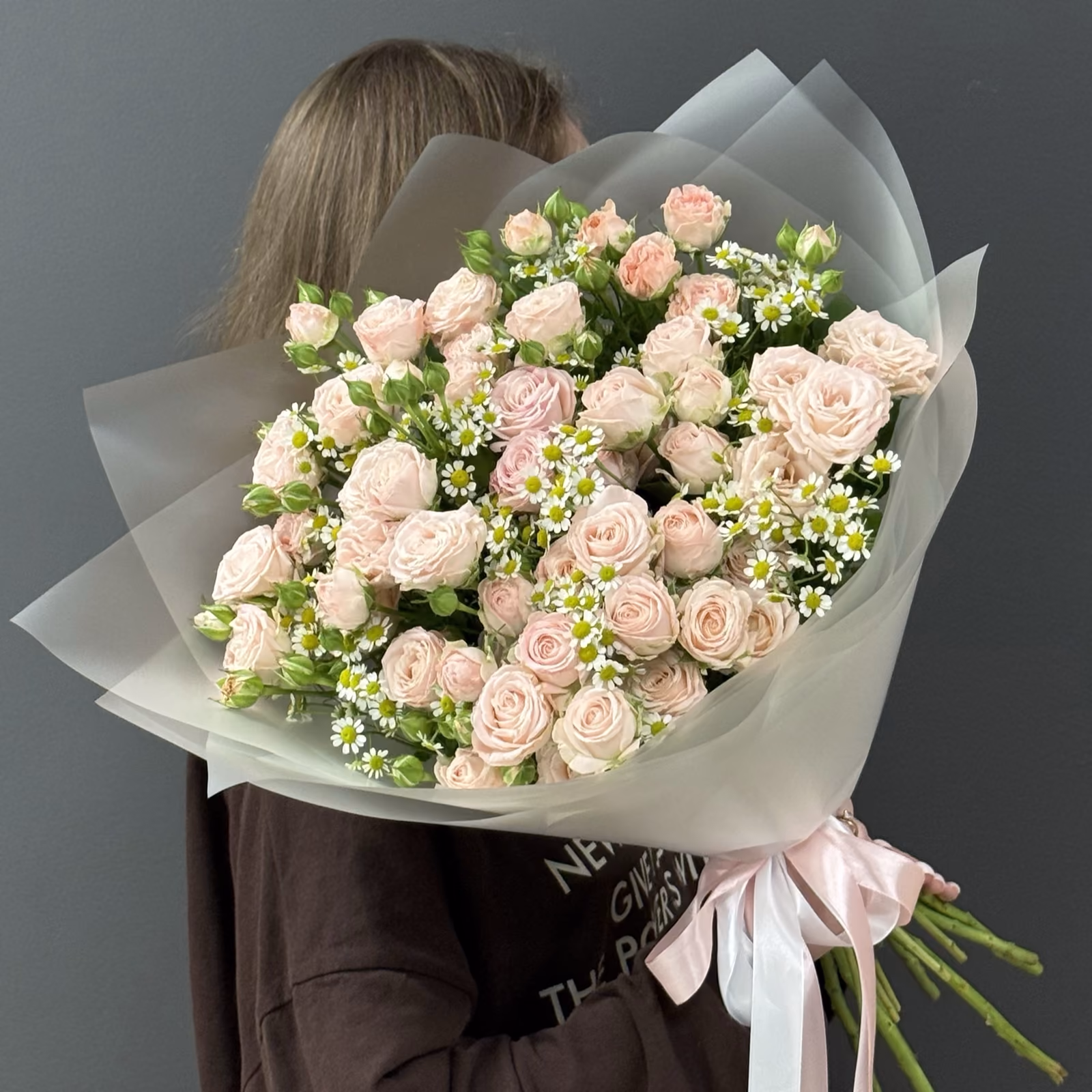 Авторский букет «Персиковый» из пионовидных роз и ромашек — THE ÁME Flowers