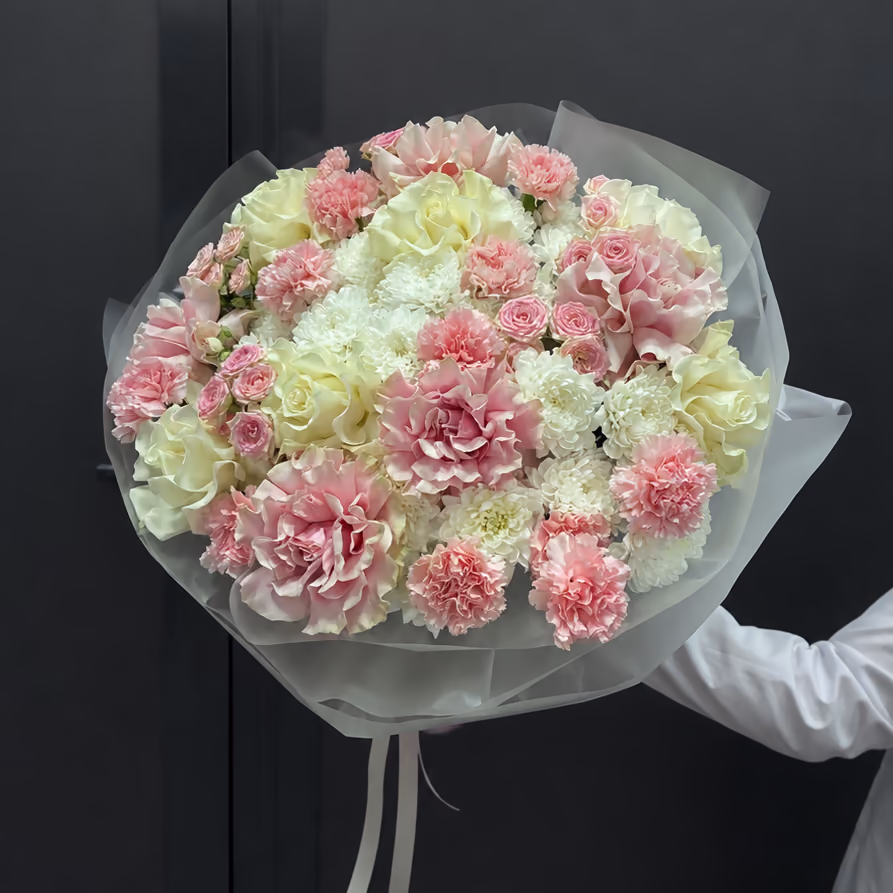 Нежный букет с французскими розами и гвоздиками — THE ÁME Flowers