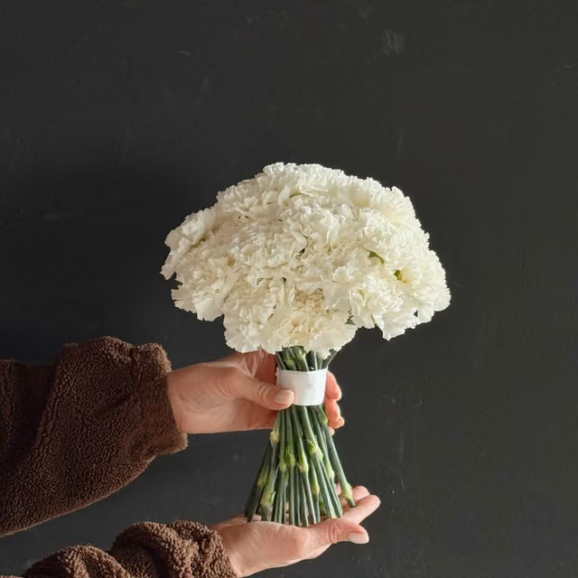 Букет невесты из белых гвоздик — THE ÁME Flowers