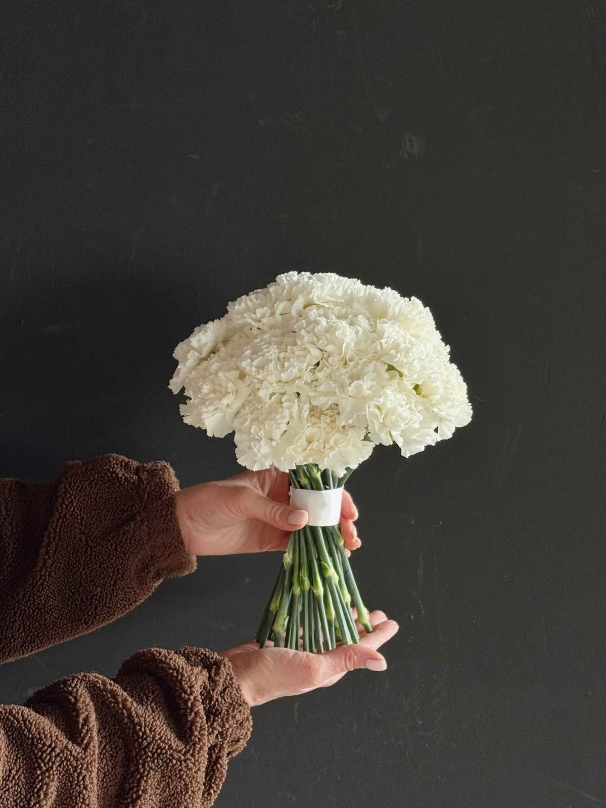 Букет невесты из белых гвоздик — THE ÁME Flowers