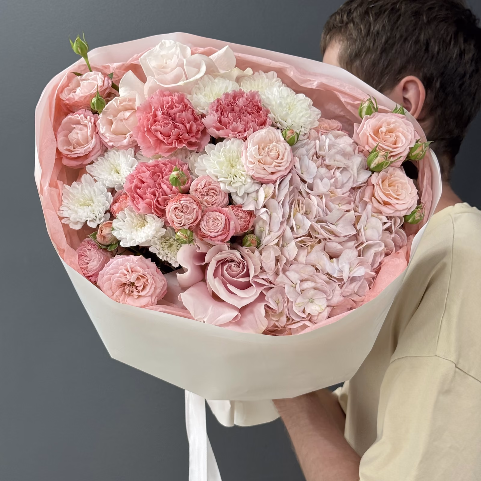 Авторский букет «Розовый шелк» из гортензии и пионовидных роз — THE ÁME Flowers