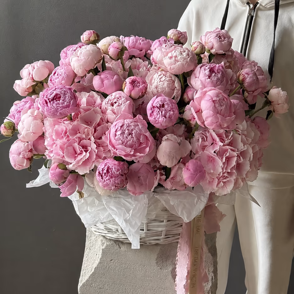 Пионы и гортензии в корзине — THE ÁME Flowers
