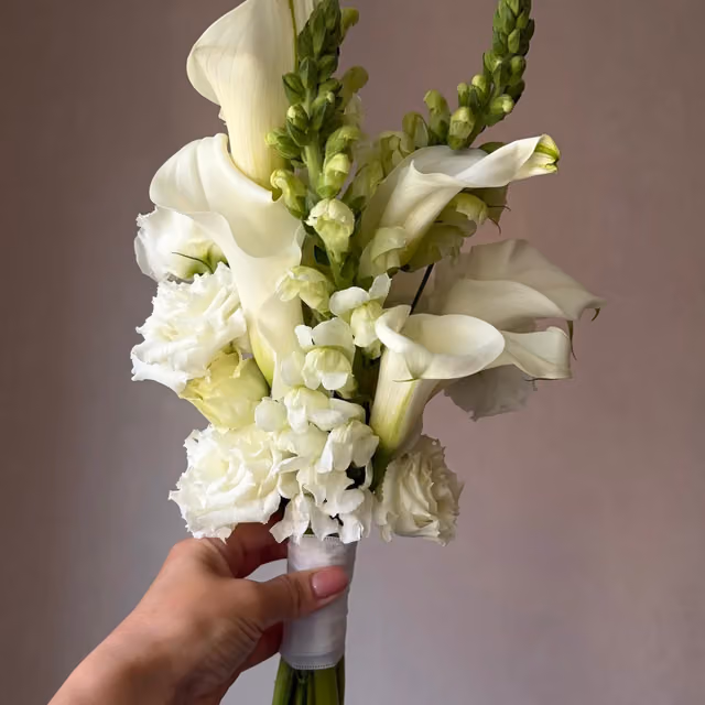 Букет невесты с каллами и львиным зевом — THE ÁME Flowers
