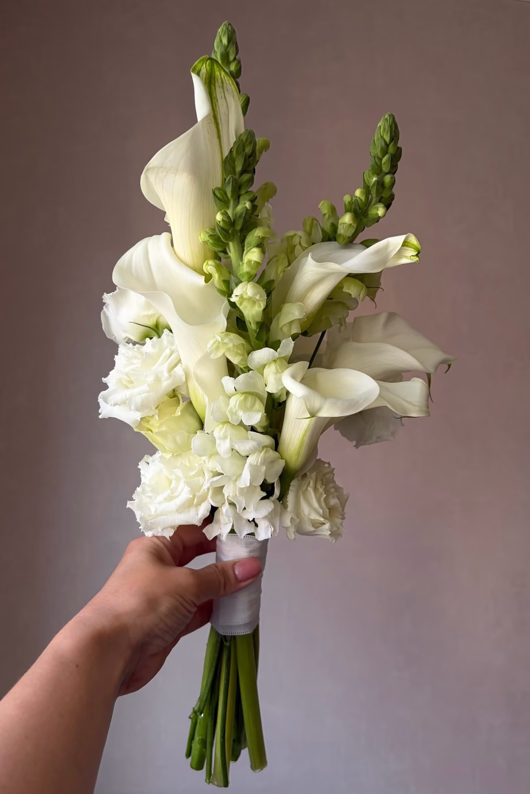 Букет невесты с каллами и львиным зевом — THE ÁME Flowers