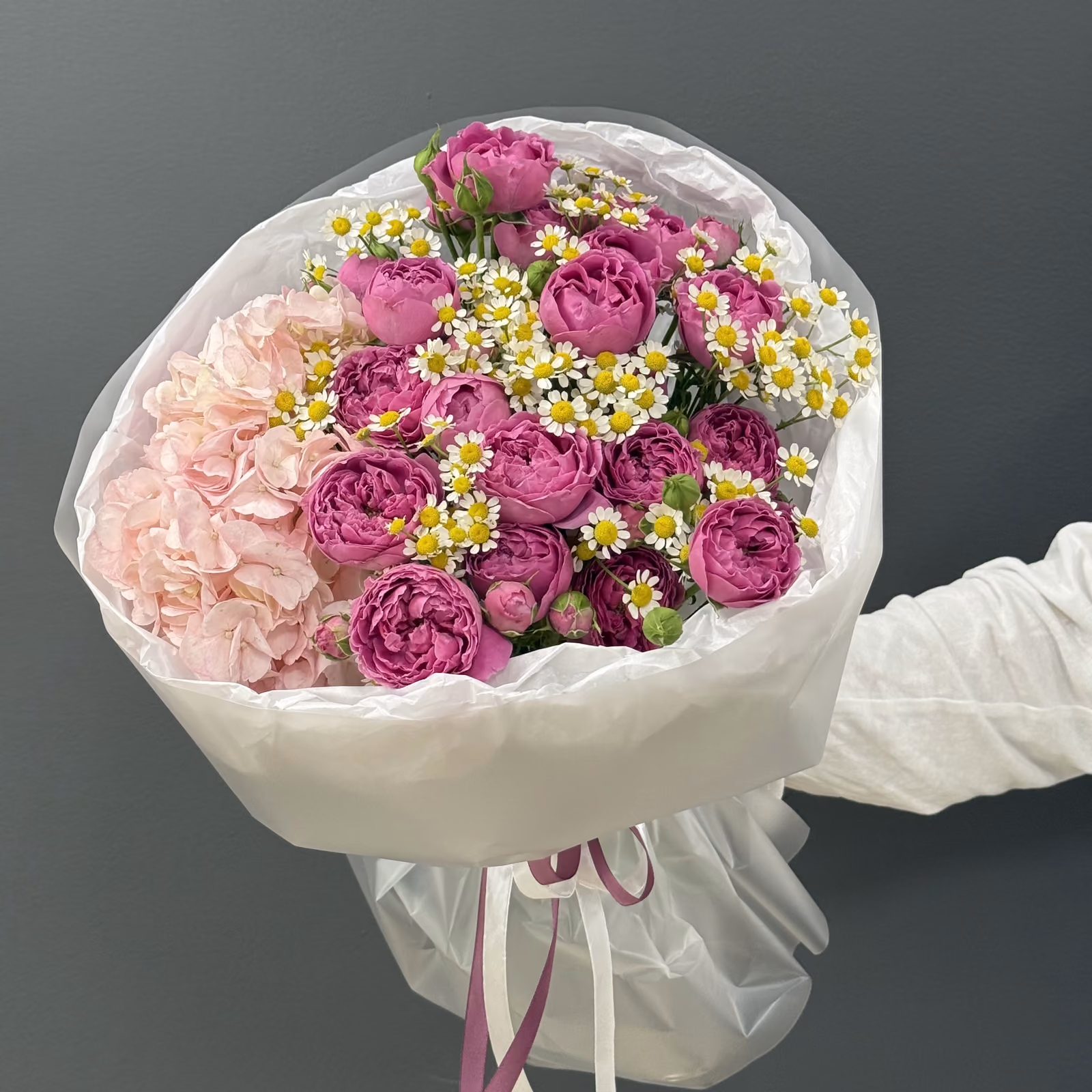 Авторский букет «Малиновый» из пионовидных роз и гортензии — THE ÁME Flowers