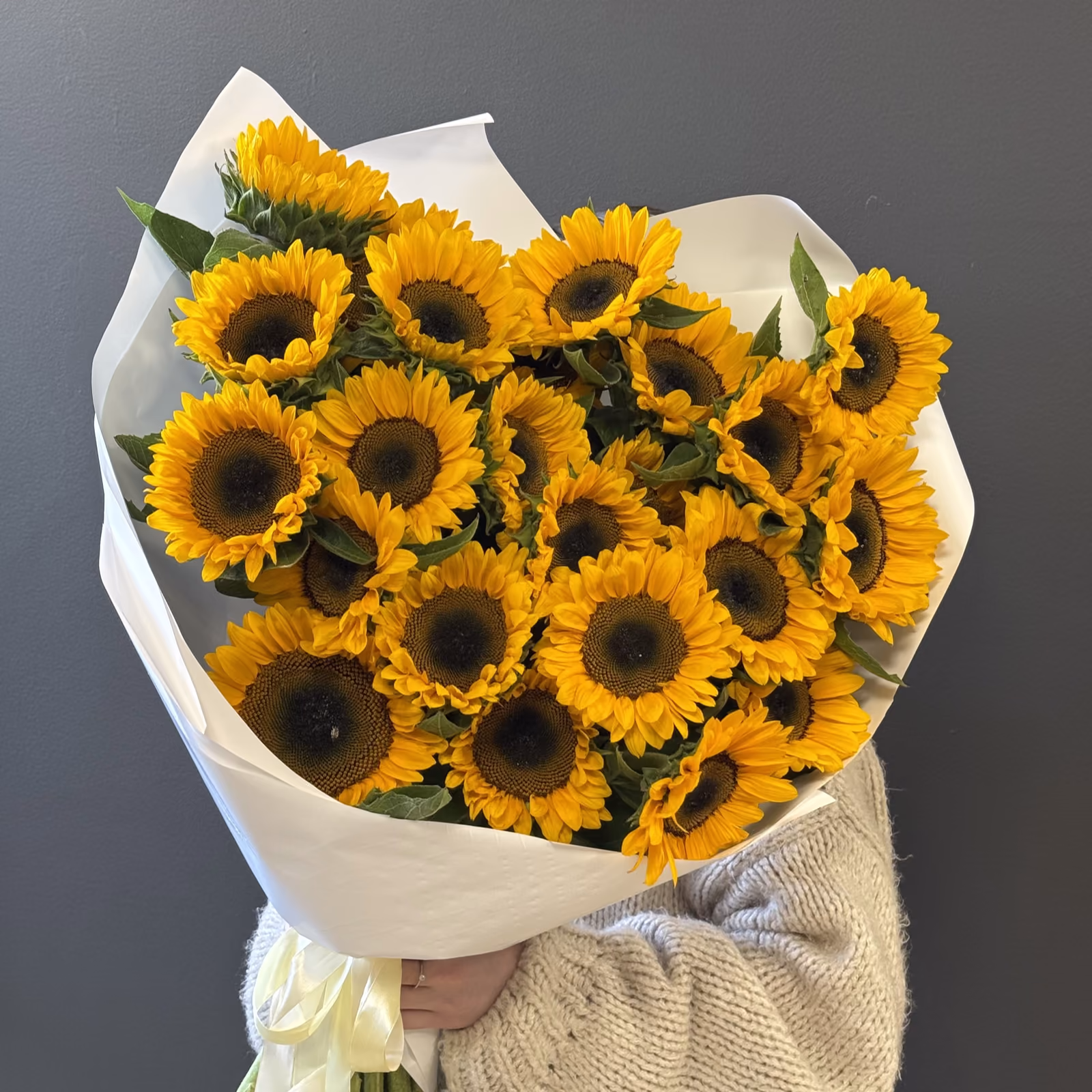 Большой букет из 25 подсолнухов — THE ÁME Flowers