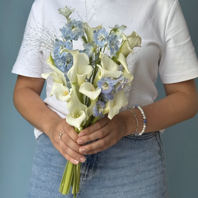 Букет невесты из калл и дельфиниума — THE ÁME Flowers