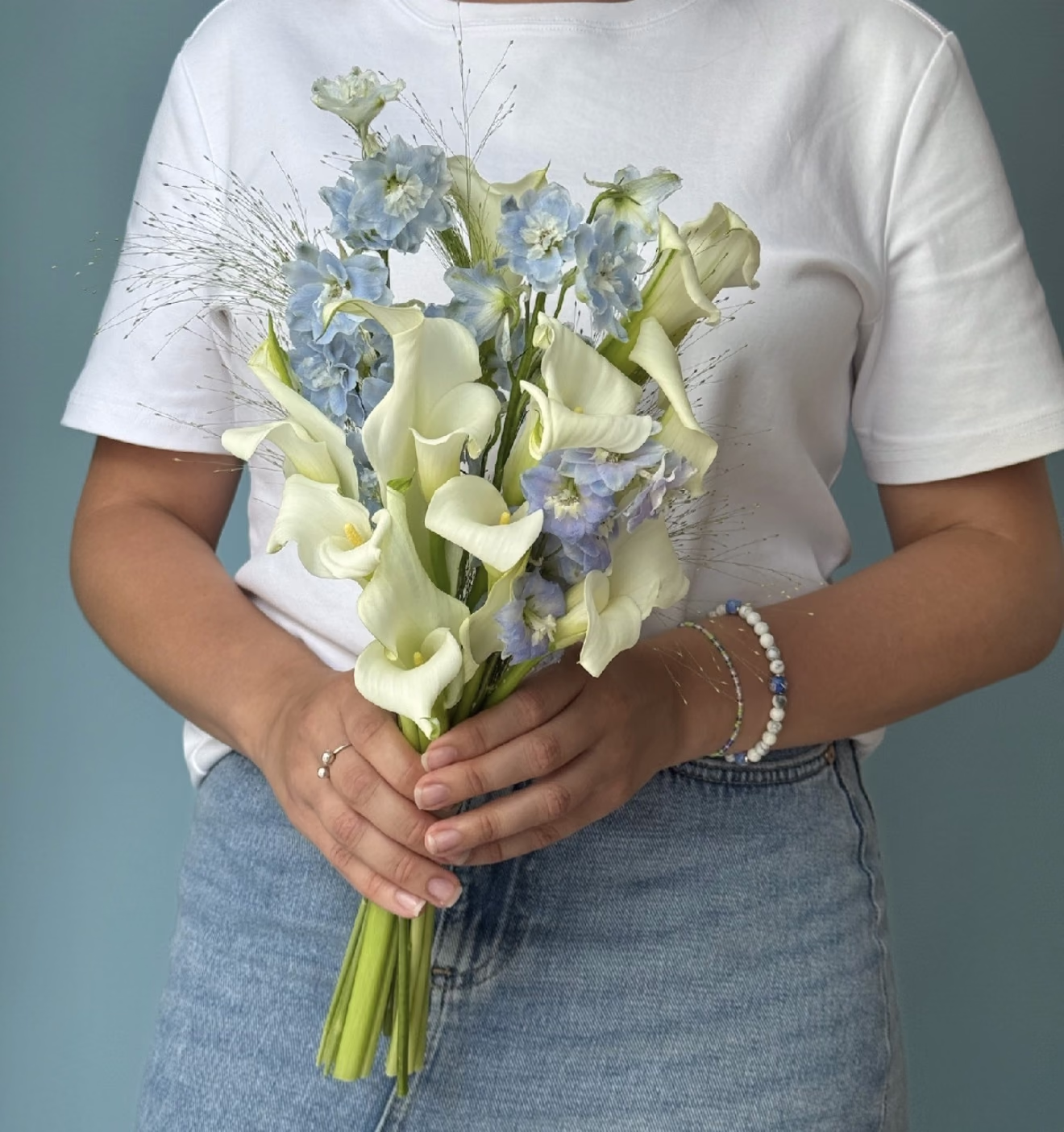 Букет невесты из калл и дельфиниума — THE ÁME Flowers