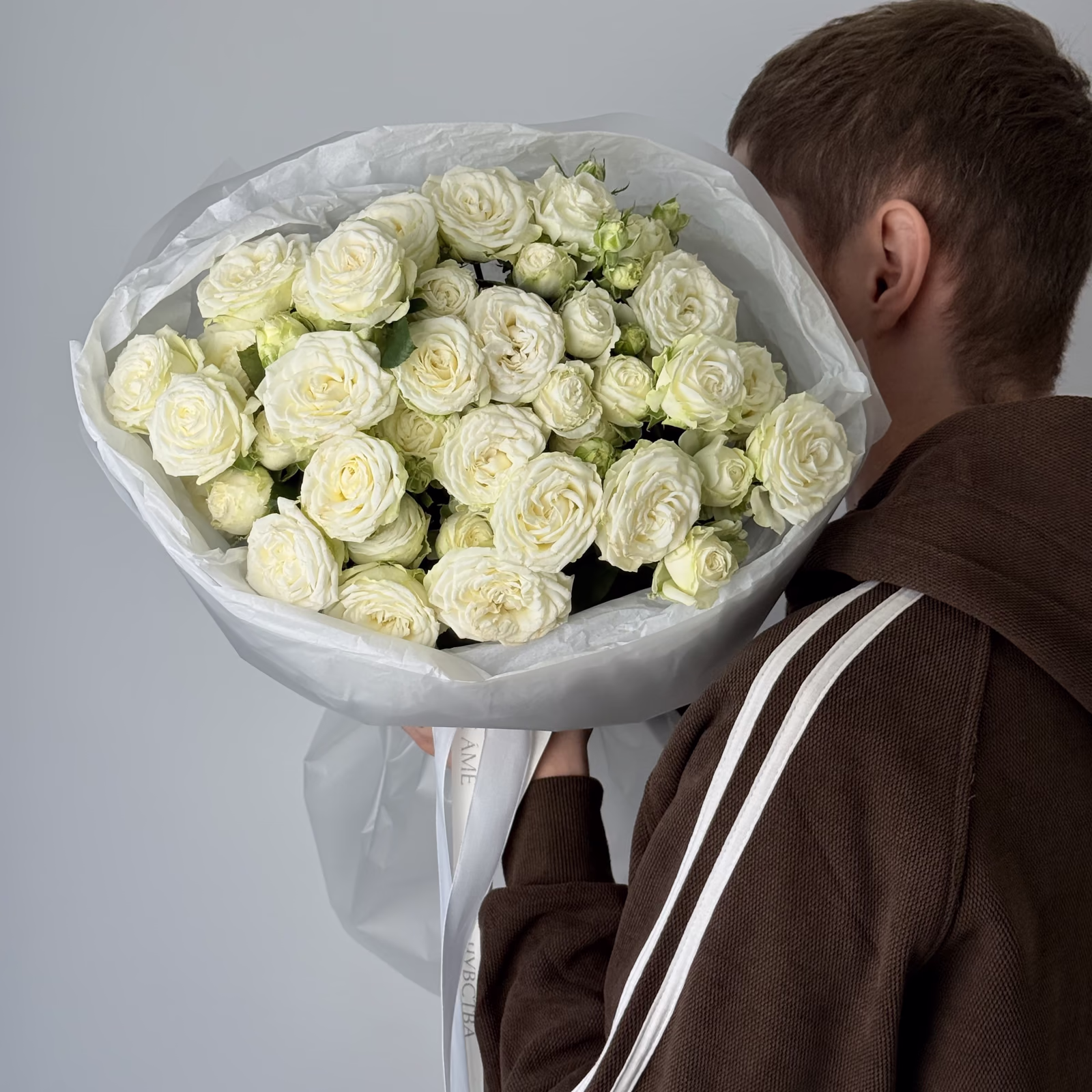 Монобукет из 9 кустовых пионовидных роз «Белое облако» — THE ÁME Flowers