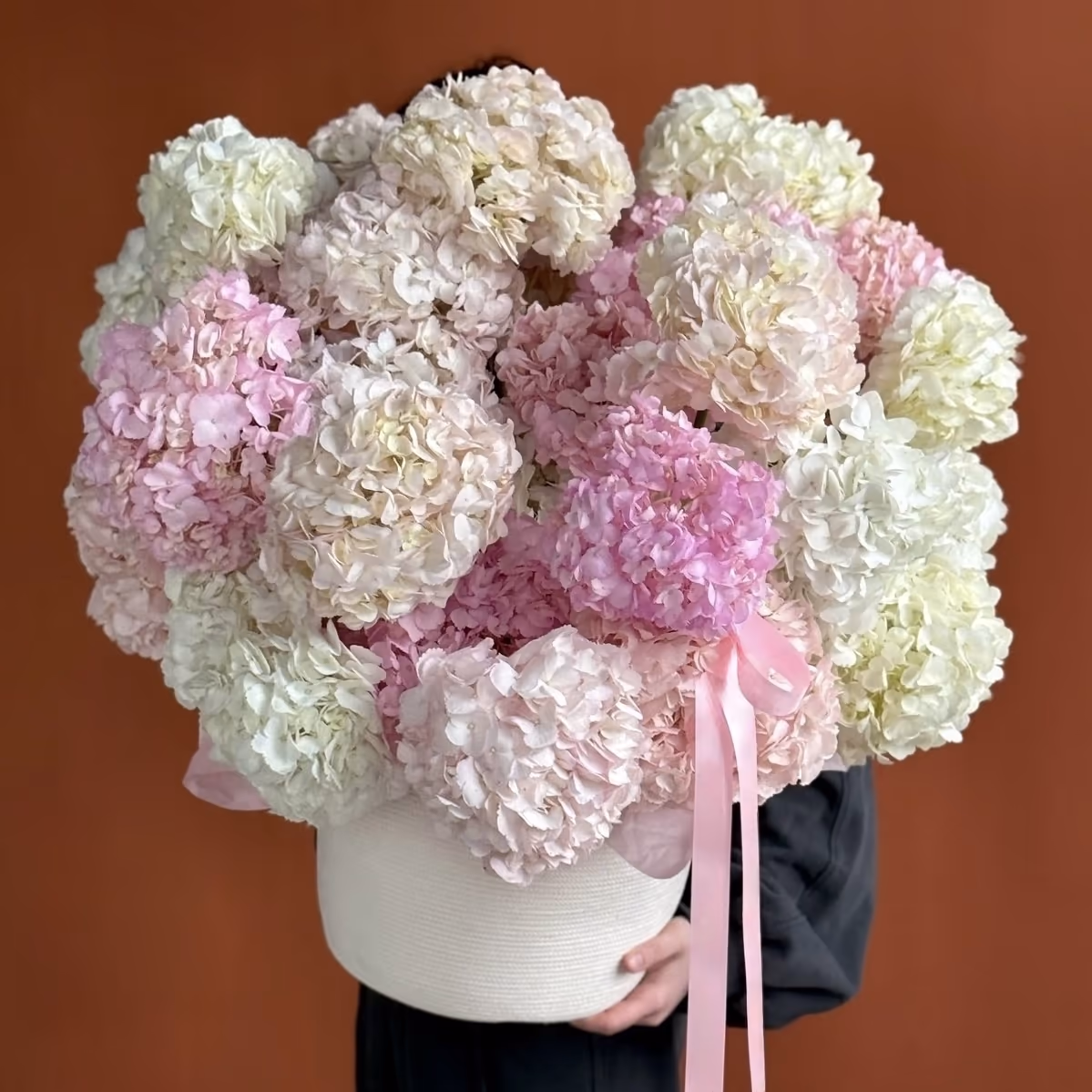Композиция в корзине из гортензий — THE ÁME Flowers