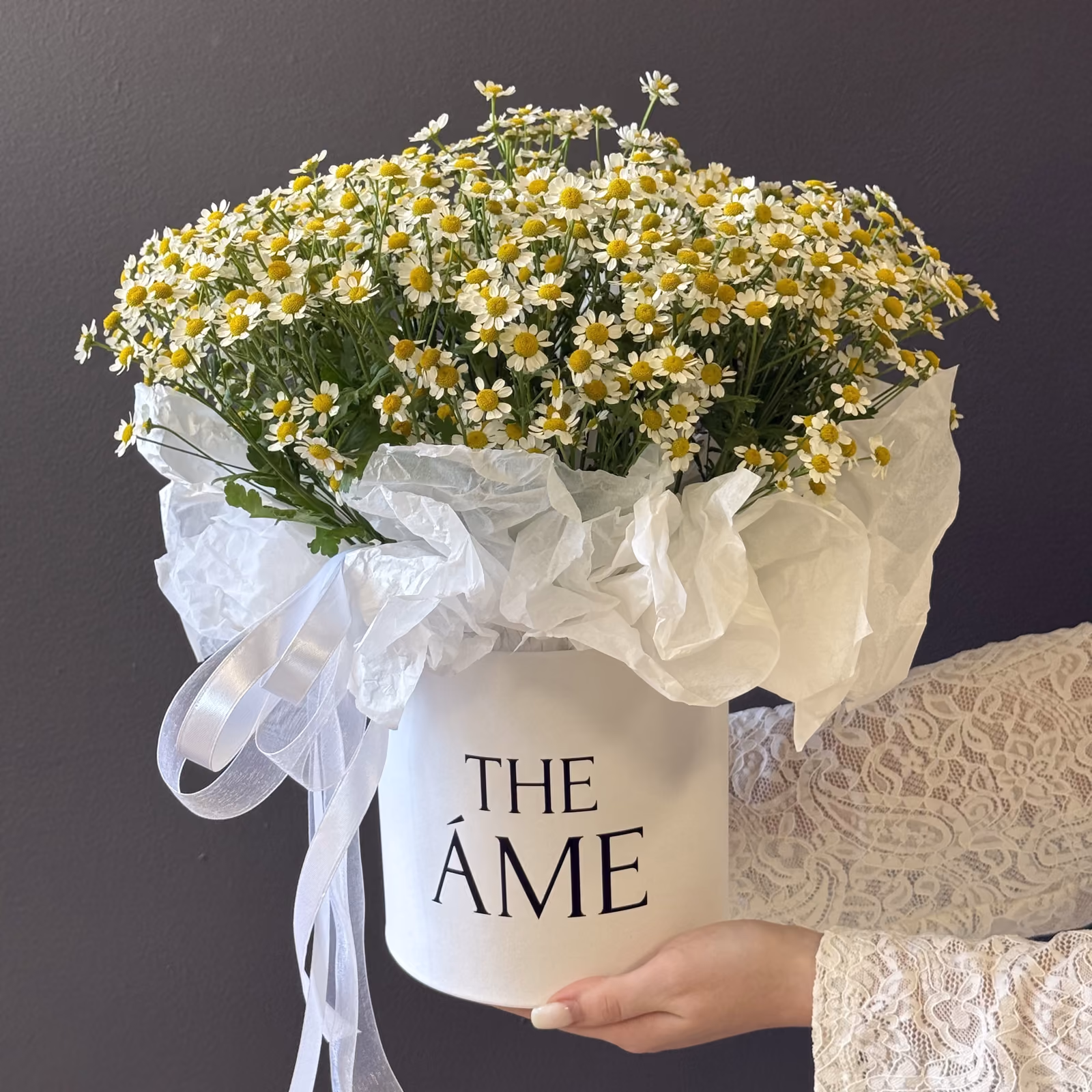 Коробка «Ромашковое облако» с кустовыми ромашками 31шт — THE ÁME Flowers