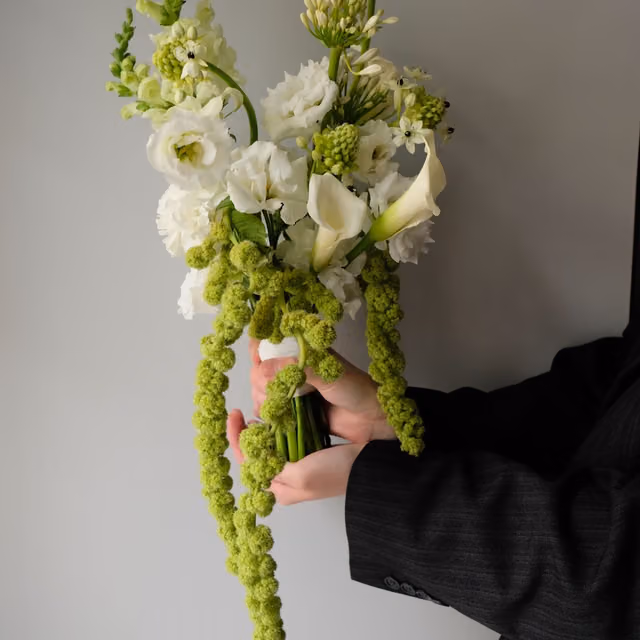 Свадебный букет с амарантом, каллой, орнитогалумом и эустомой — THE ÁME Flowers