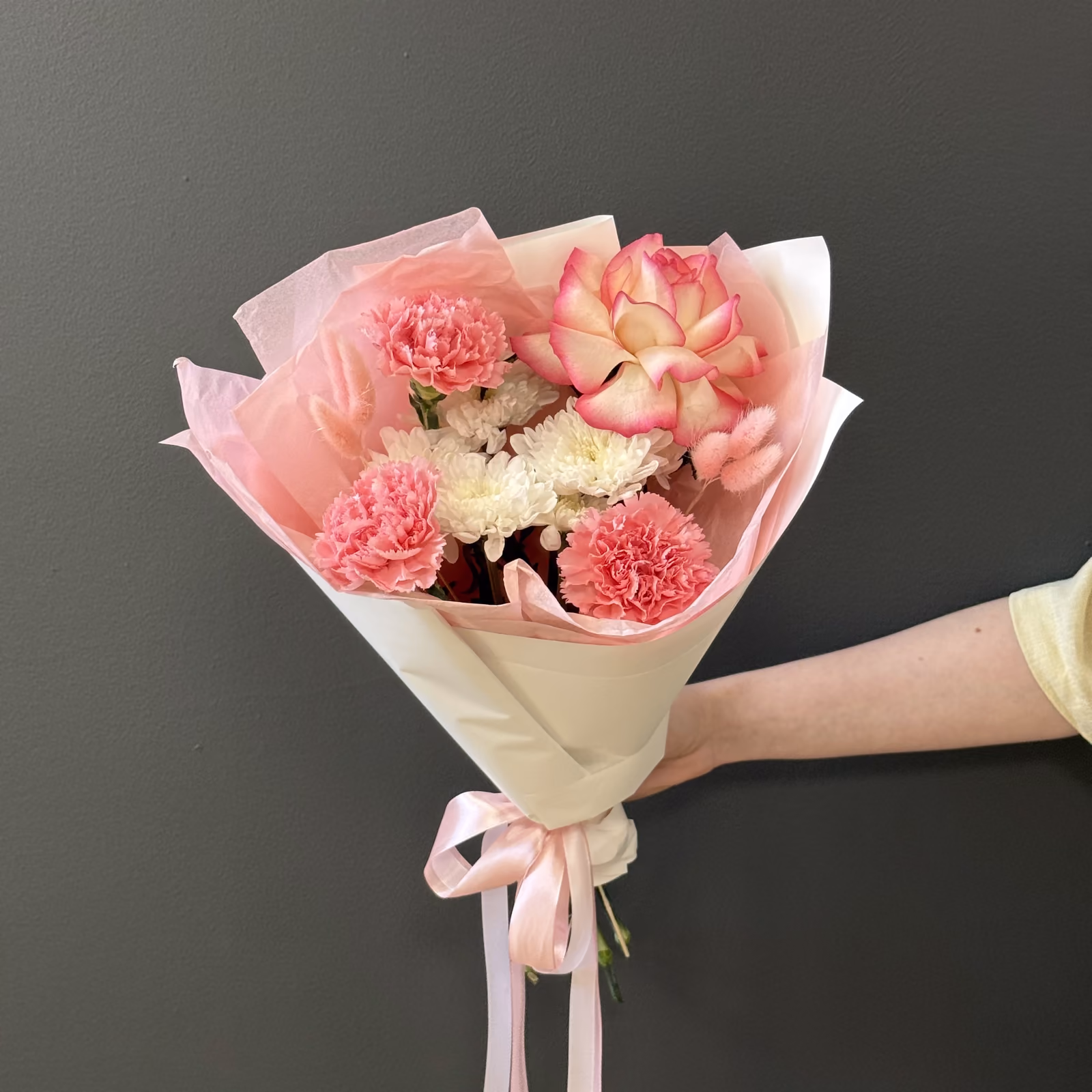 Нежный букет с розой, гвоздиками и хризантемой — THE ÁME Flowers