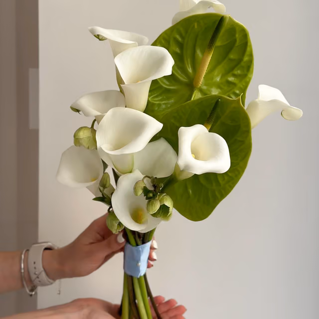 Свадебный букет с каллами и антуриумами — THE ÁME Flowers