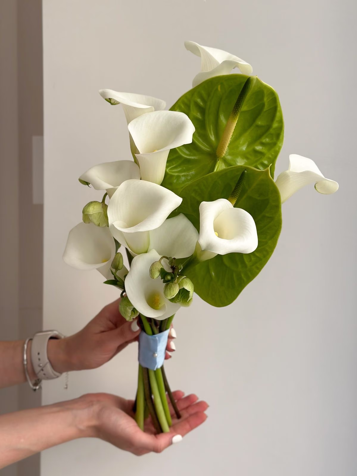 Свадебный букет с каллами и антуриумами — THE ÁME Flowers