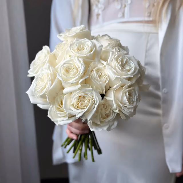Классический свадебный букет из белых роз — THE ÁME Flowers