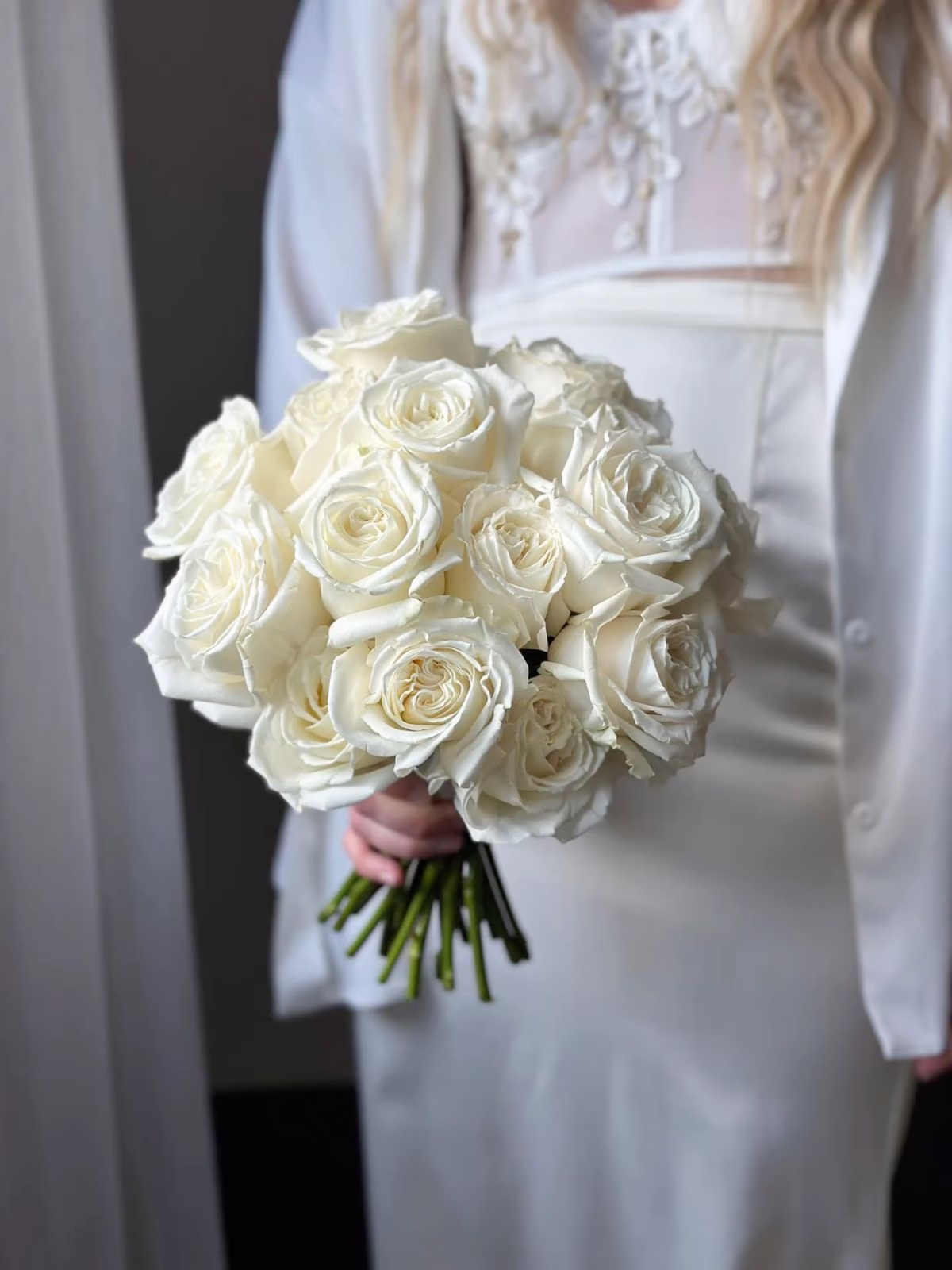 Классический свадебный букет из белых роз — THE ÁME Flowers