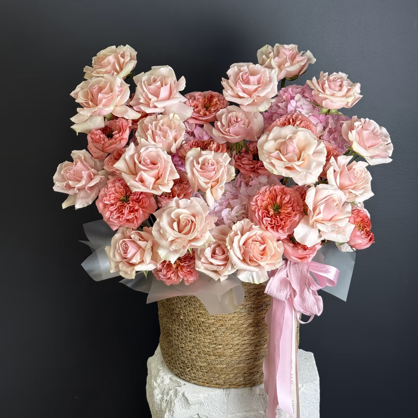 Цветы в корзине «Персиковый мусс» — THE ÁME Flowers