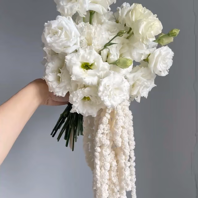 Свадебный букет с белой эустомой и амарантом — THE ÁME Flowers