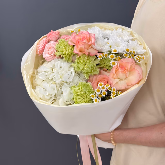 Авторский букет «Персиковый лайм» из гортензии, роз и гвоздик — THE ÁME Flowers