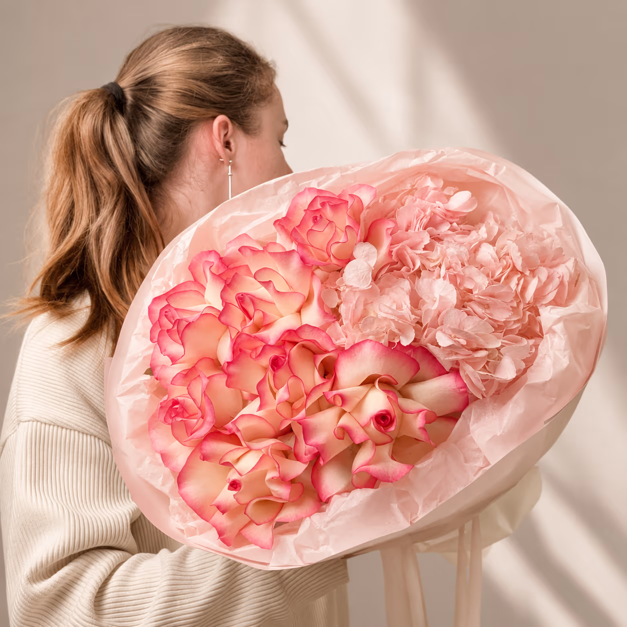 Букет из гортензии и французских роз Джумилия — THE ÁME Flowers