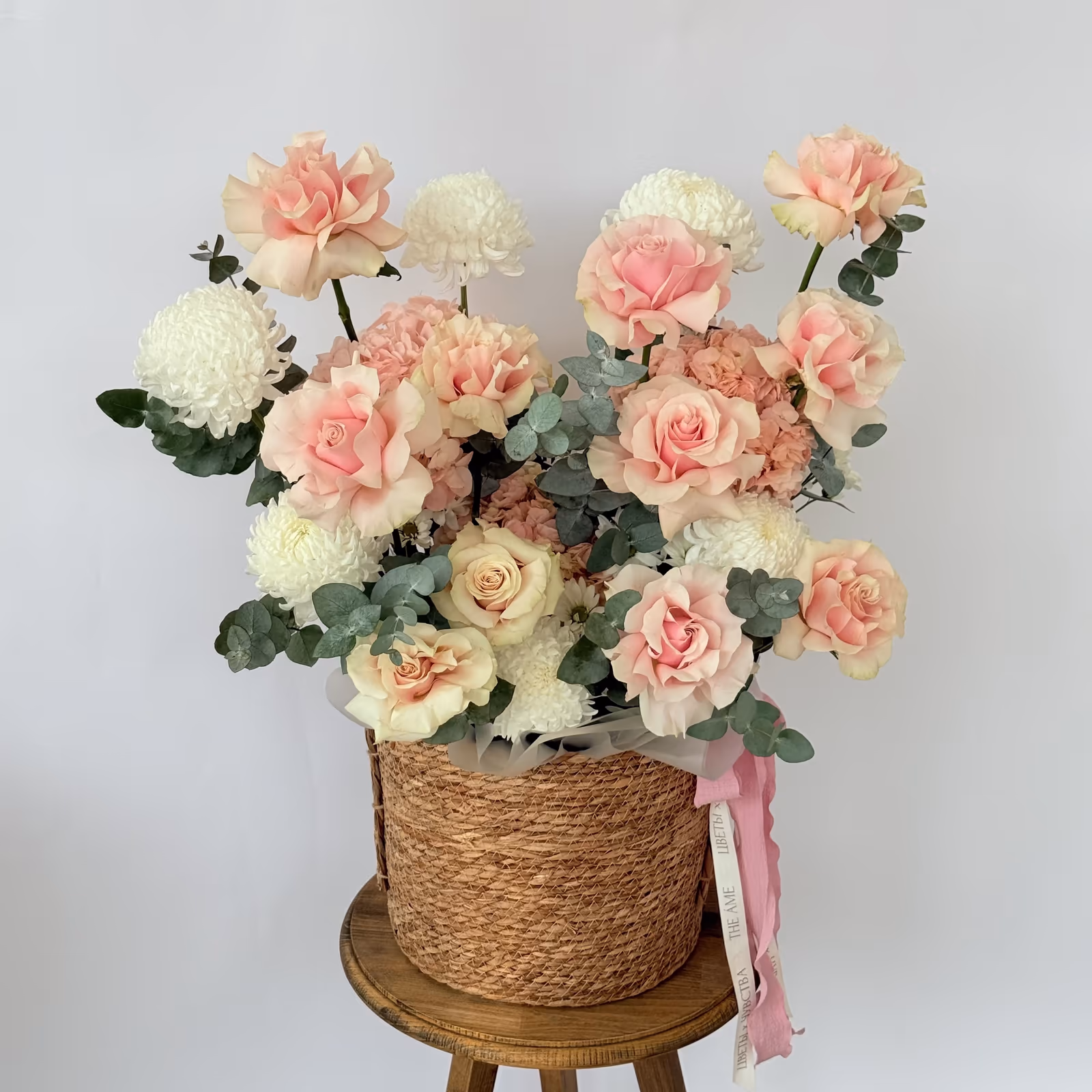 Корзина с цветами «Персиковая радость» — THE ÁME Flowers