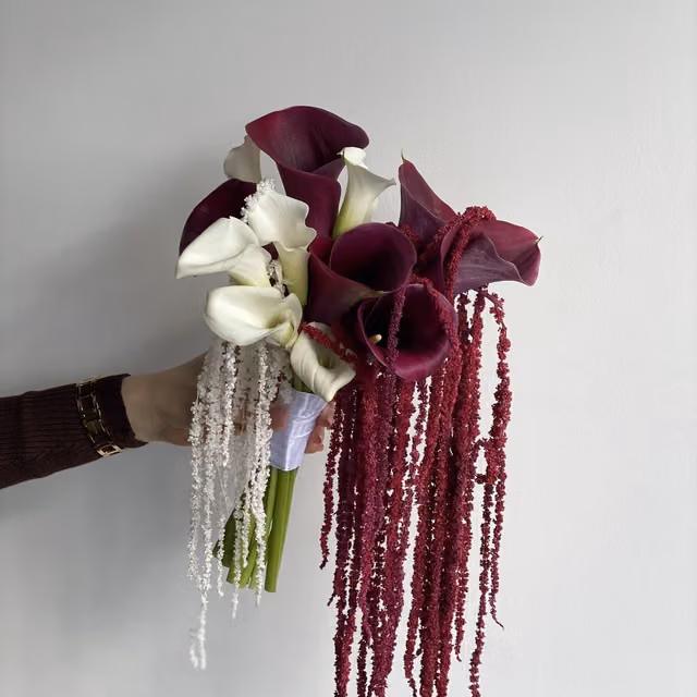 Свадебный букет с бордовыми каллами и амарантом — THE ÁME Flowers
