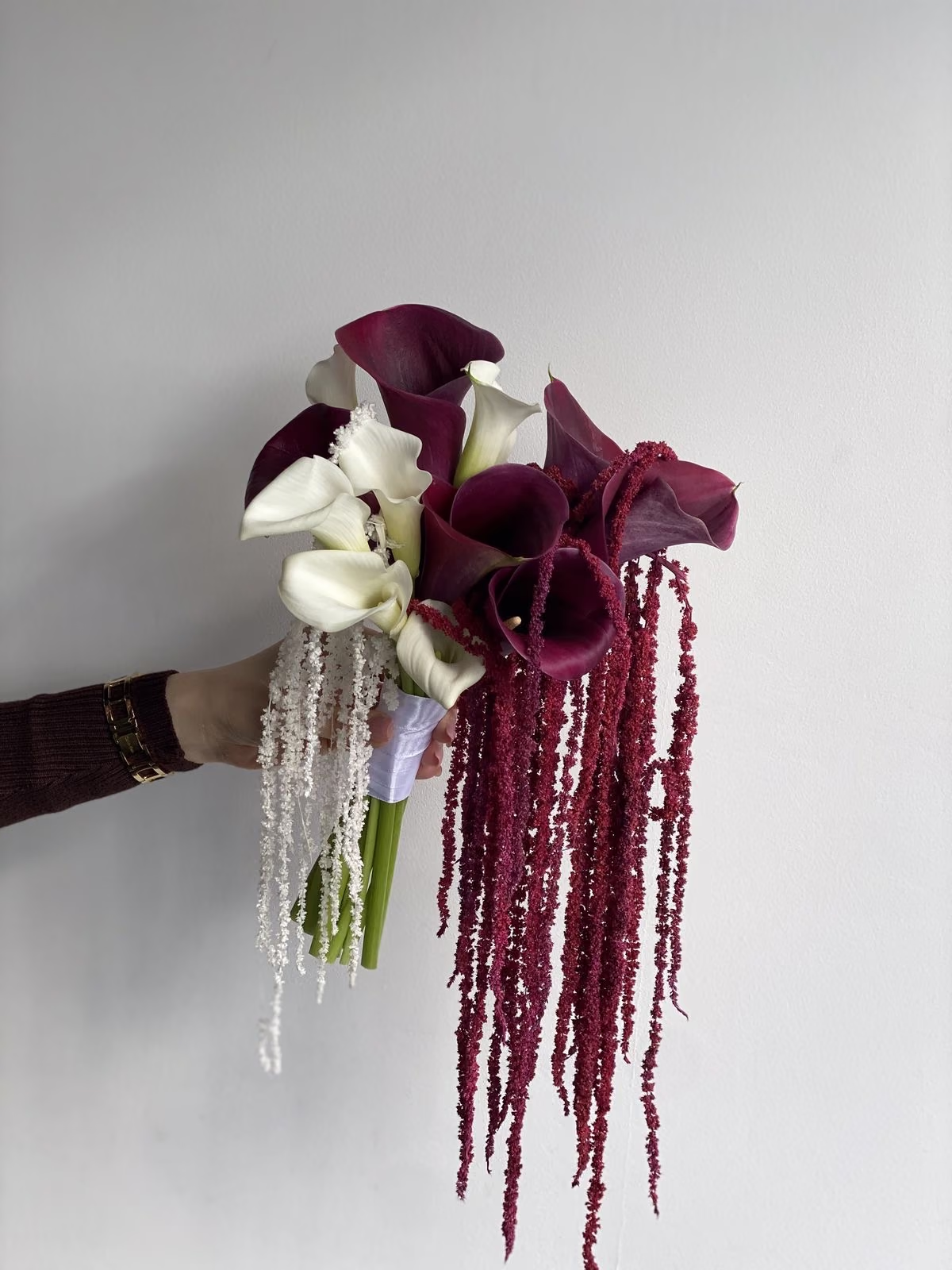 Свадебный букет с бордовыми каллами и амарантом — THE ÁME Flowers