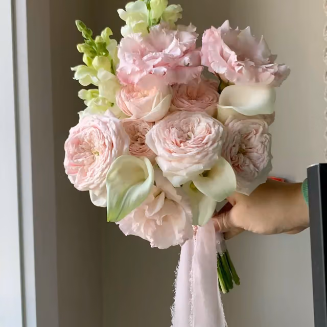 Свадебный букет с пионовидными розами и каллой — THE ÁME Flowers