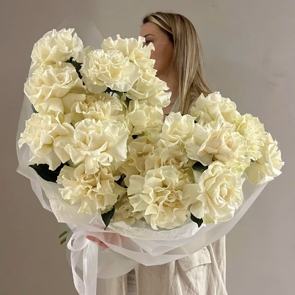 Букет из 25 французских роз White Mondial — THE ÁME Flowers