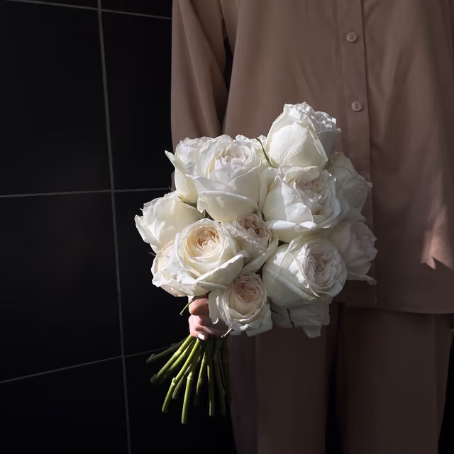 Свадебный букет из белых садовых роз — THE ÁME Flowers