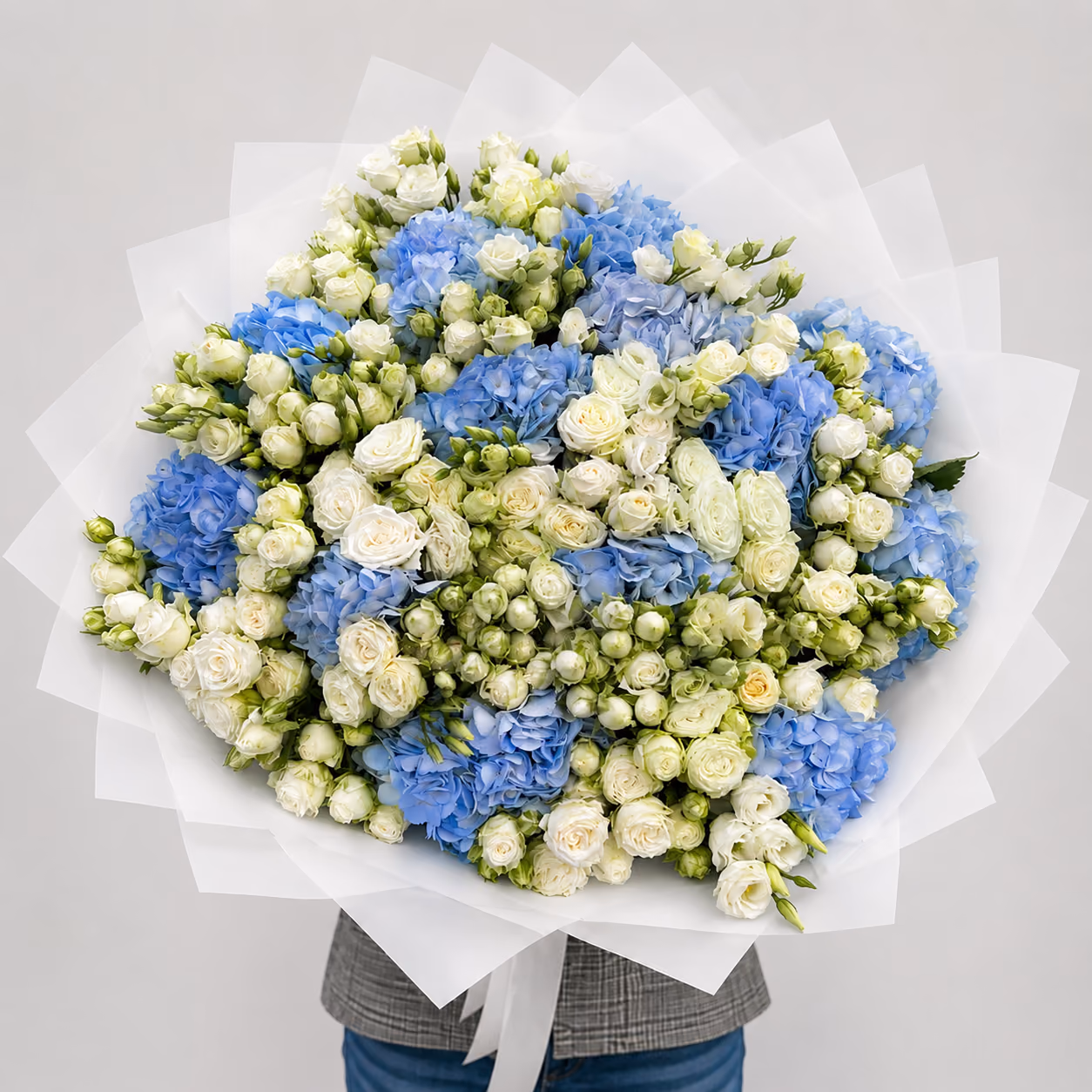 Огромный букет из голубых гортензий и кустовых роз — THE ÁME Flowers