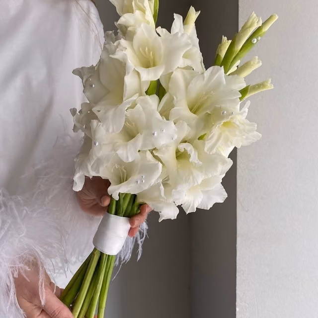 Букет невесты из белых гладиолусов — THE ÁME Flowers