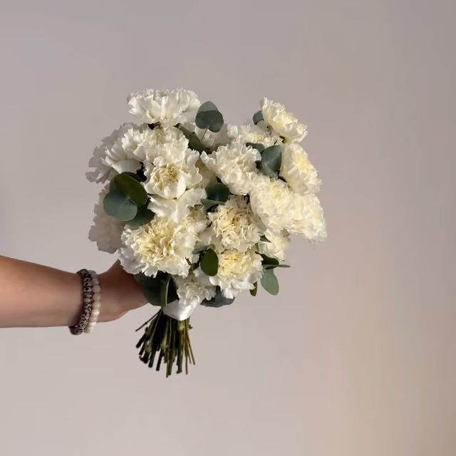 Букет невесты из белых гвоздик с эвкалиптом — THE ÁME Flowers