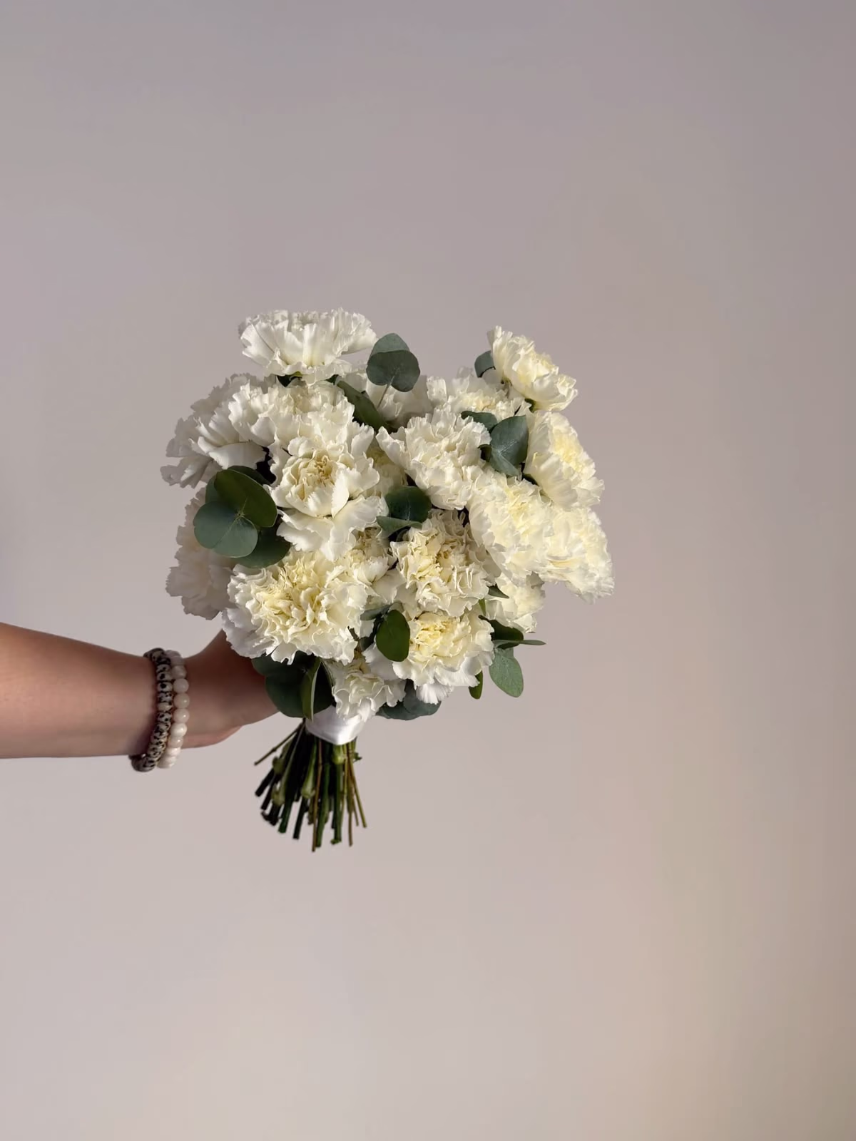 Букет невесты из белых гвоздик с эвкалиптом — THE ÁME Flowers