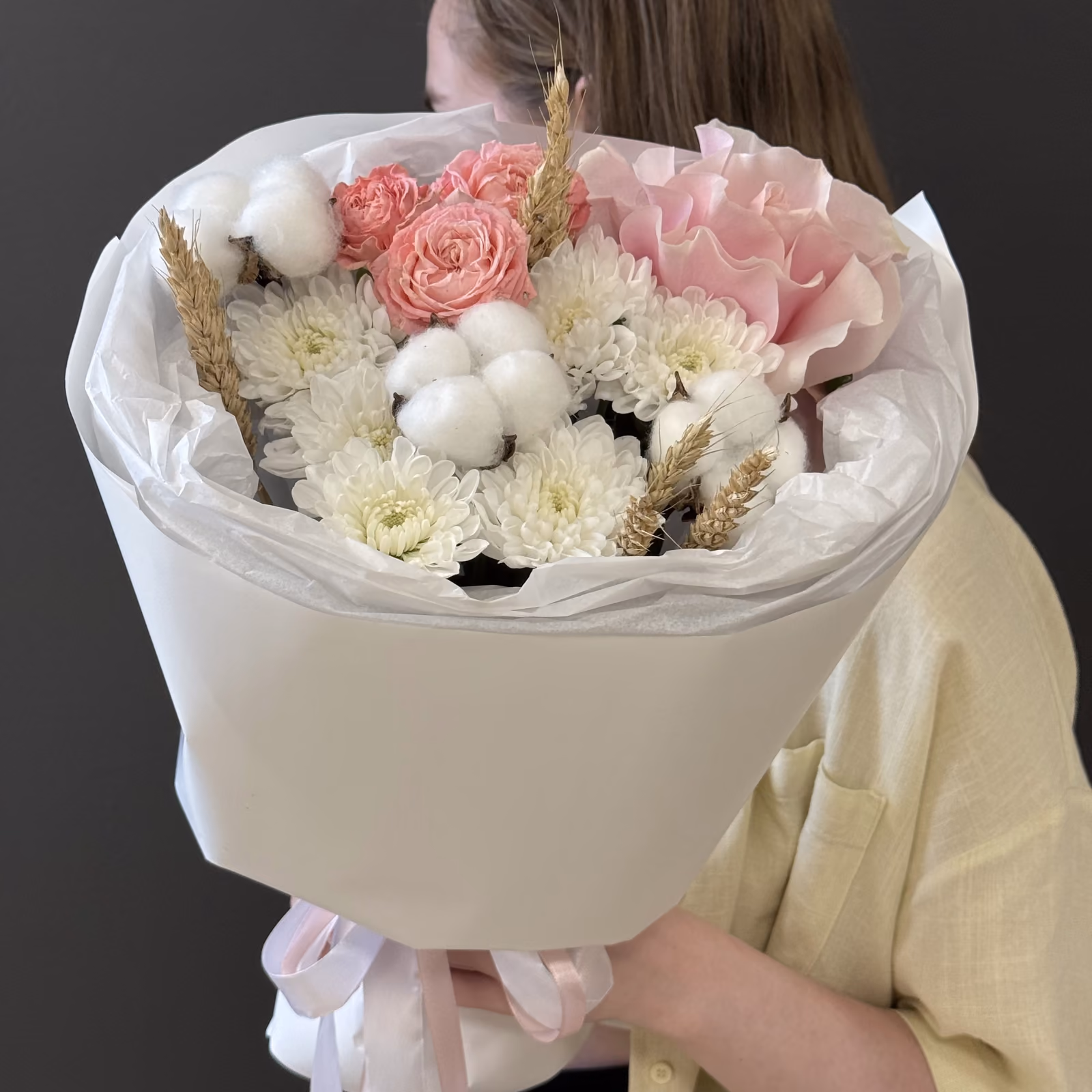 Нежный букет с гортензией, розами и хлопком — THE ÁME Flowers