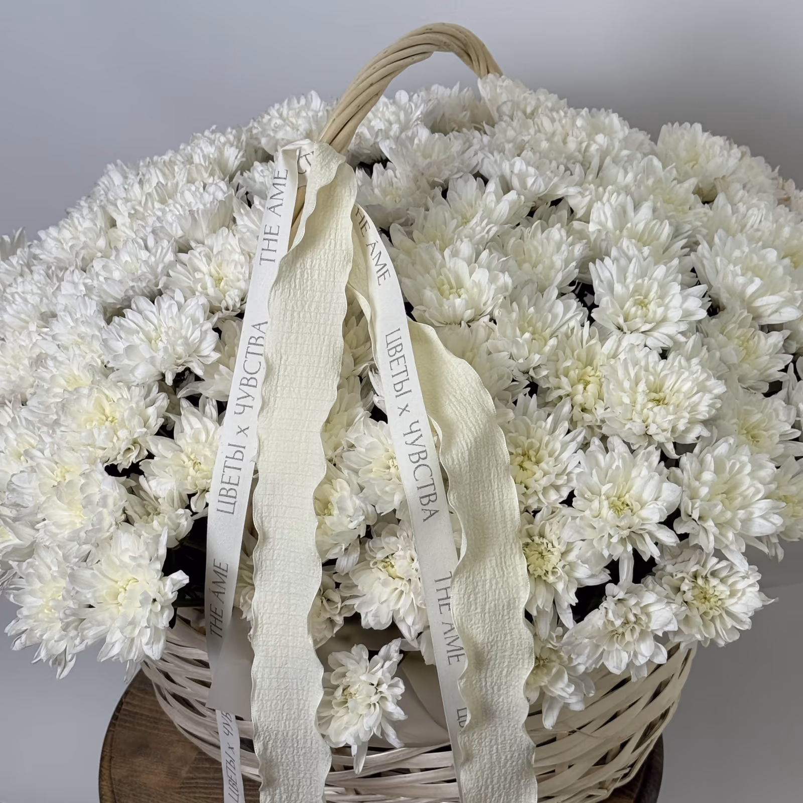 Белые хризантемы в корзине — фото 2