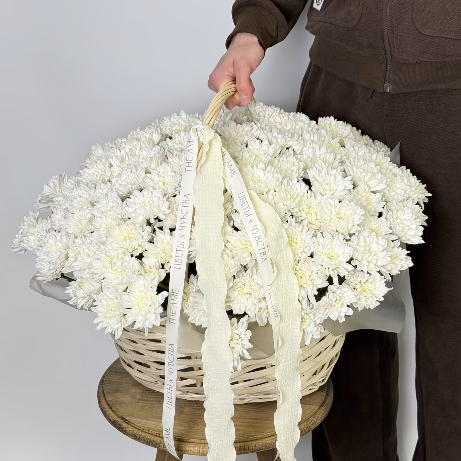 Белые хризантемы в корзине — THE ÁME Flowers
