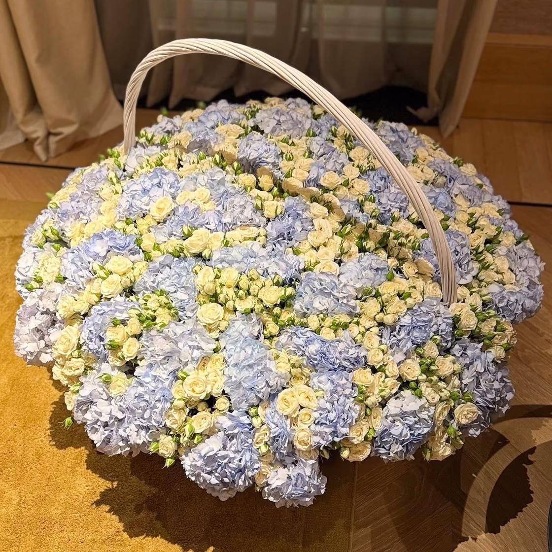 Огромная корзина из голубых гортензий и пионовидных роз — THE ÁME Flowers