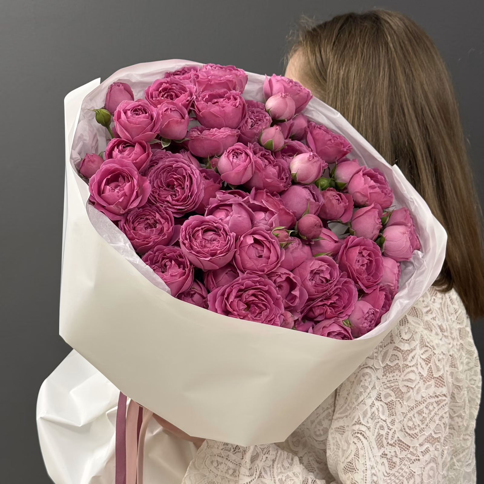 Букет 15 кустовых пионовидных роз Misty Bubbles — THE ÁME Flowers