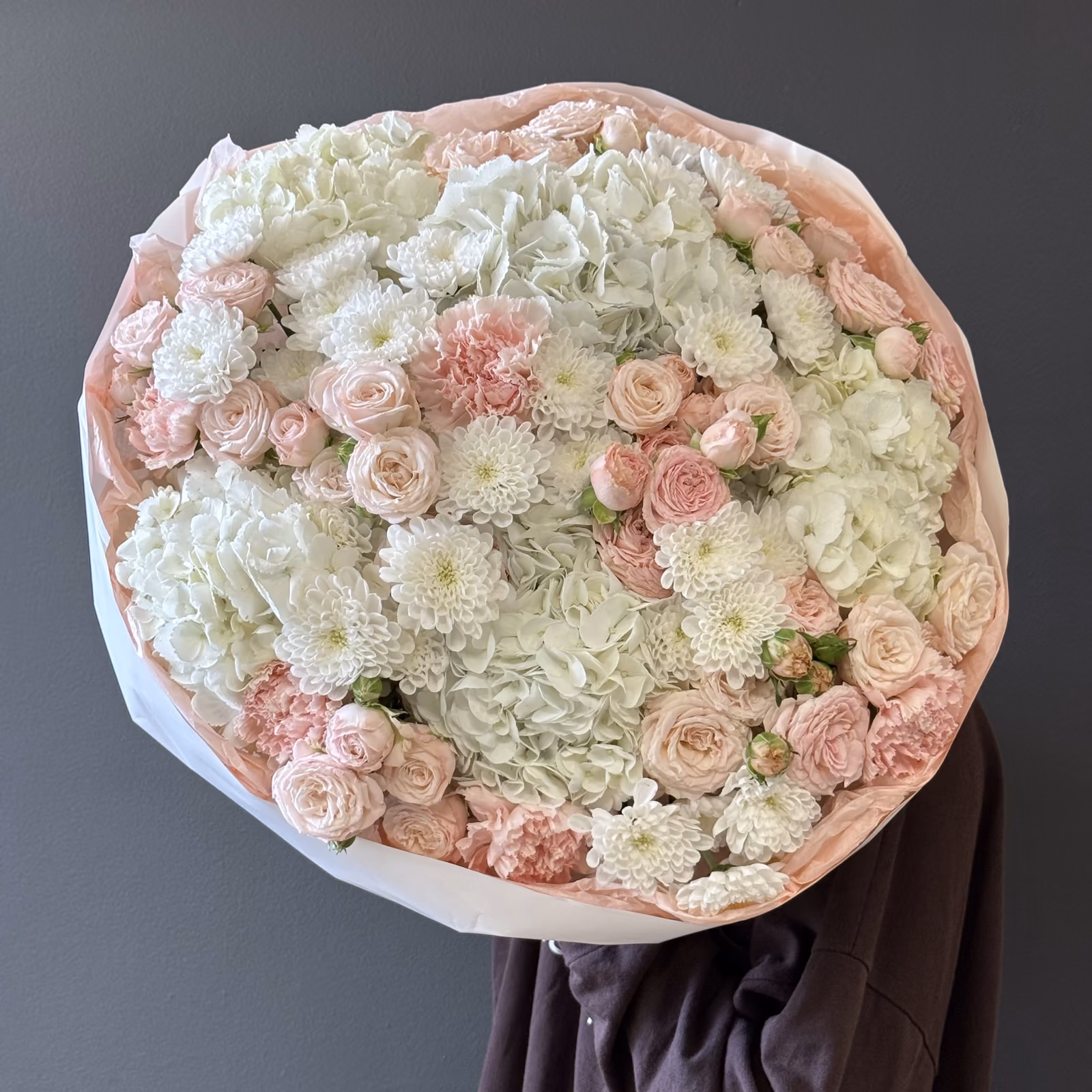 Огромный нежный букет с гортензиями и кустовыми розами — THE ÁME Flowers