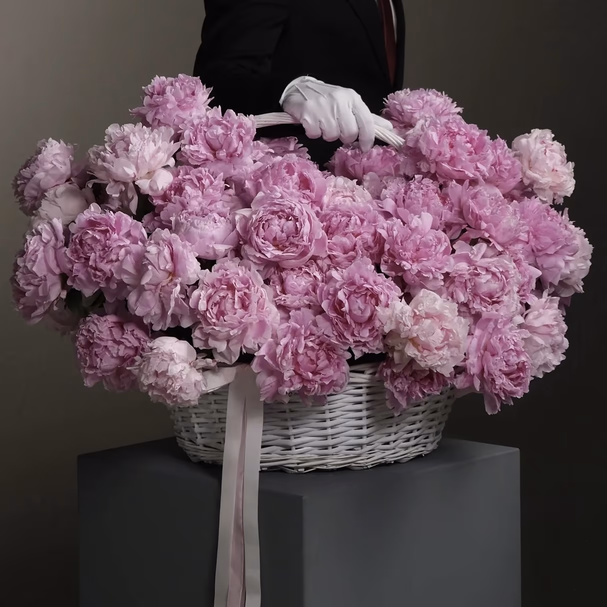 Пионы в корзине 101шт — THE ÁME Flowers