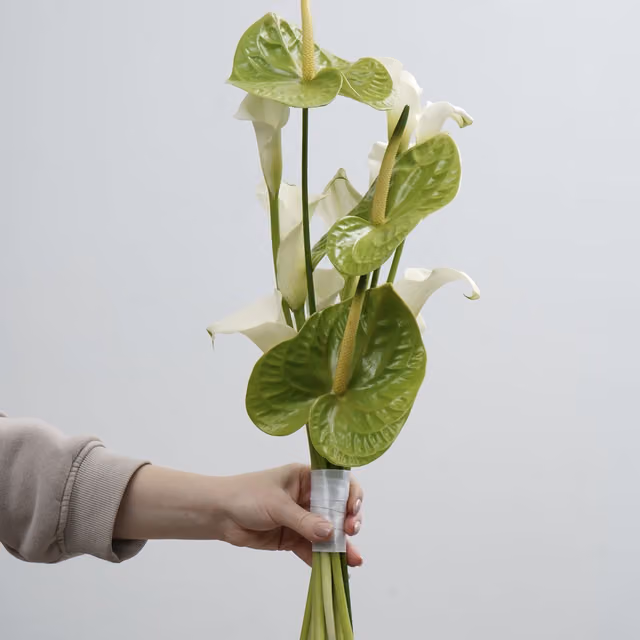 Минималистичный свадебный букет с антуриумами и каллами — THE ÁME Flowers