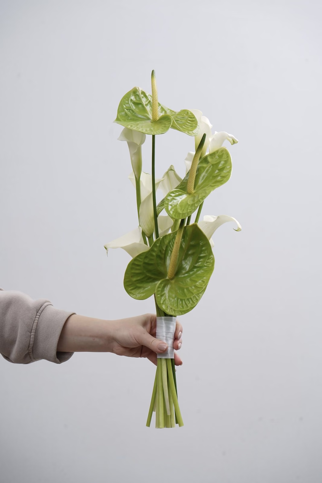 Минималистичный свадебный букет с антуриумами и каллами — THE ÁME Flowers