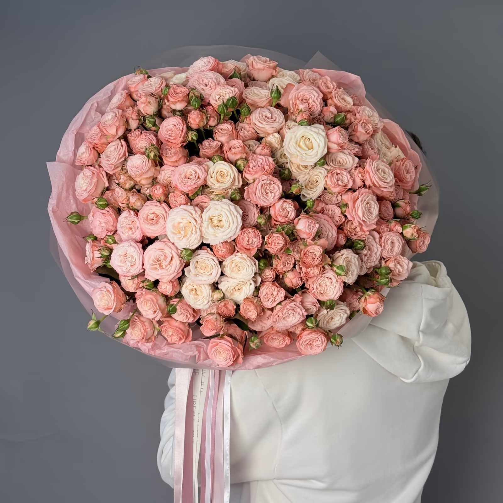 Нежный букет из 51 пионовидной кустовой розы — THE ÁME Flowers